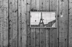 Эйфелева башня — вид на неё через решётку. Фото Олега Патрина, размещено с письменного разрешения автора